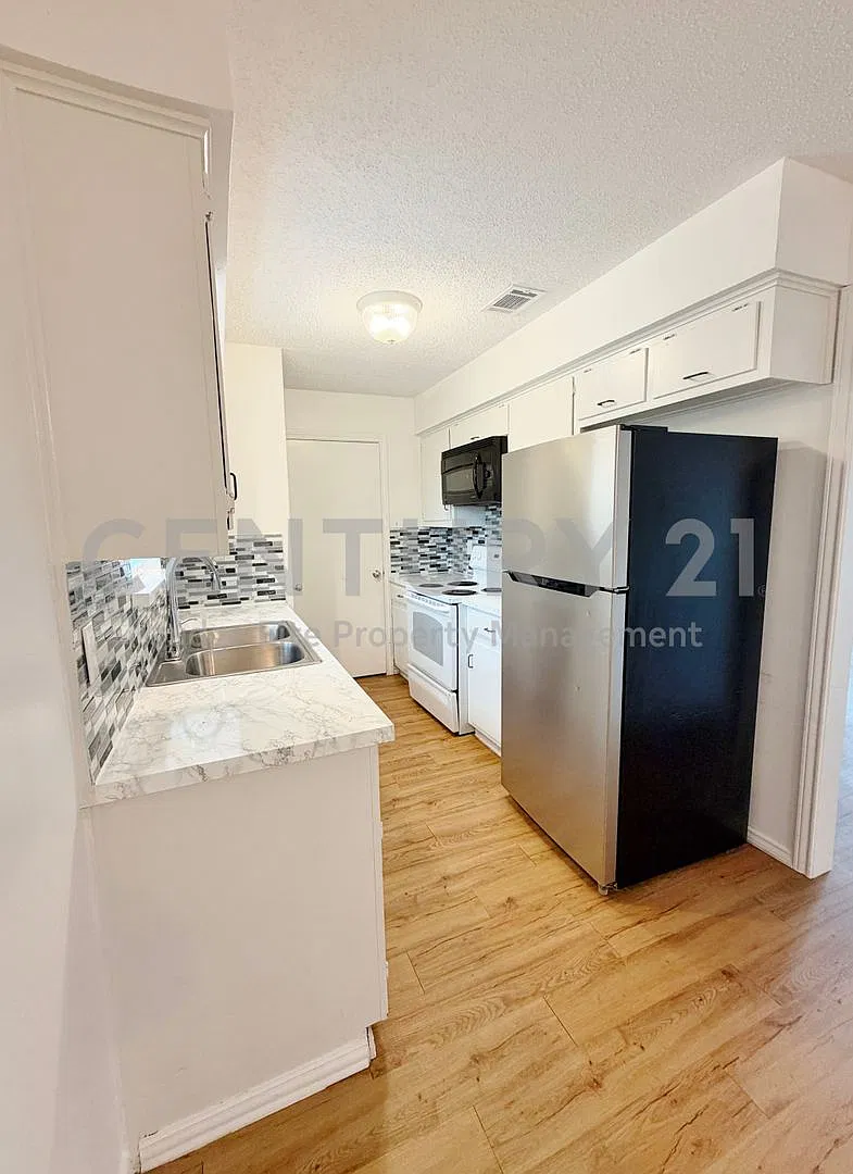 Welcome to This Charming and Inviting 4/2 Home in Sachse! — Photo 4