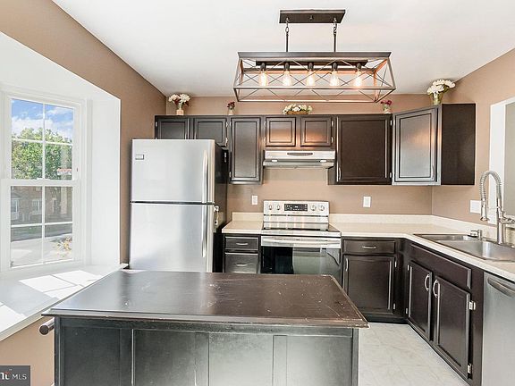3rd image of 1427 Primrose Pl #192