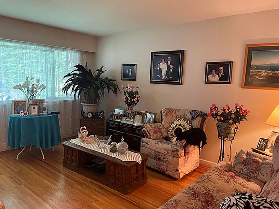 4th image of 2665 Ward St