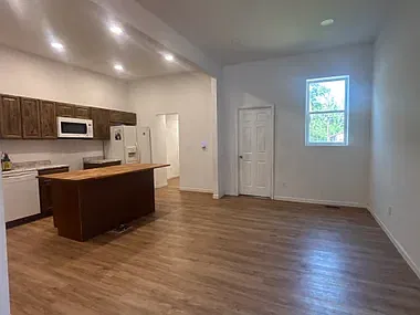 3 bed, 1100 sqft, $1,650 — Photo 2