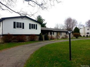 29490 Bermuda Ln, Southfield, MI