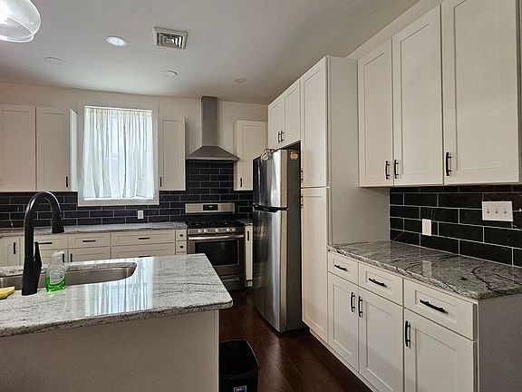 4th image of 629 Locust St Floor 1