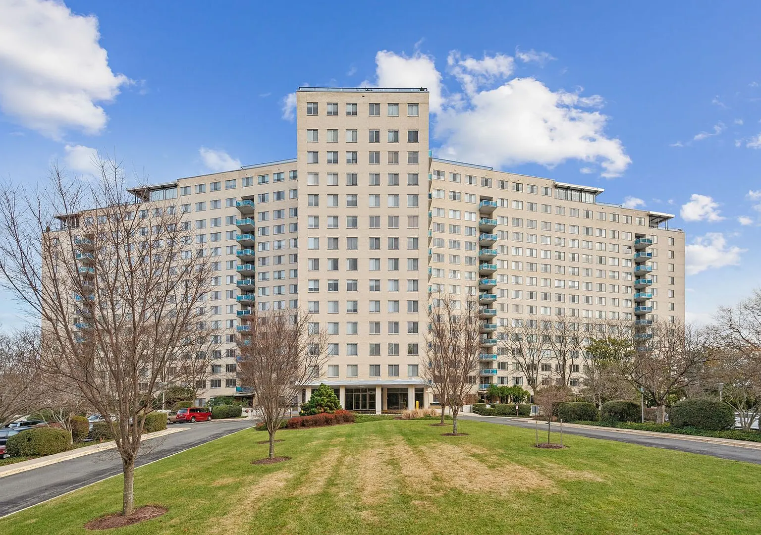 Fabulous Penthouse Apartment in N. Bethesda with Parking and All Utilities Included — Photo 1