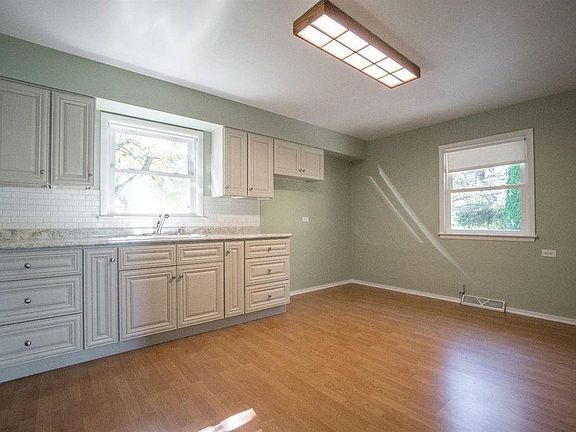 4th image of 120 Berens St