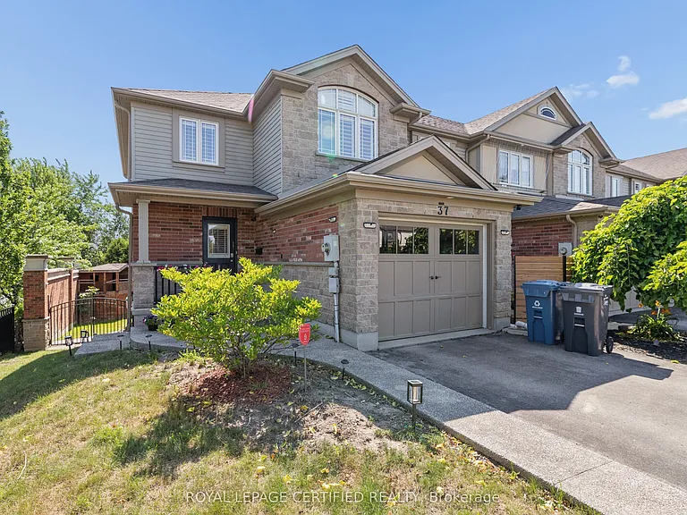 37 Wilkie Cres — Photo 1