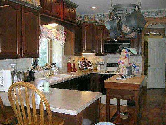 3rd image of 8112 Greenbriar Ct