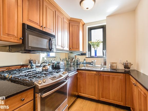 4th image of 18 W 70th St APT 7A