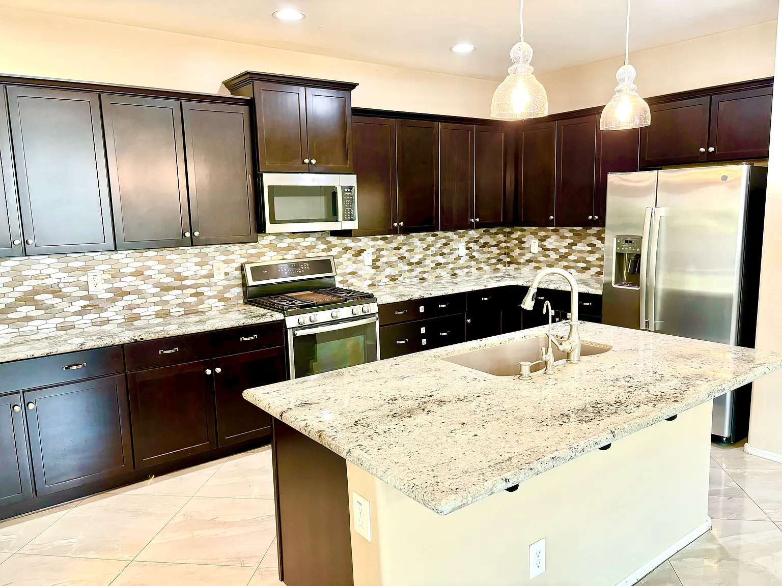5 bed, 3.5 bath, 3534 sqft, $3,200 — Photo 3