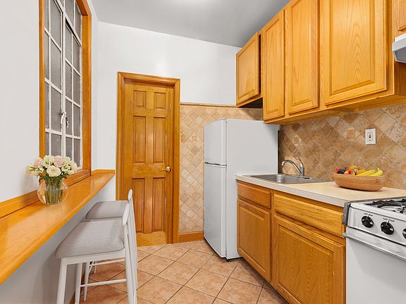 5th image of 213 E 88th St APT 2D