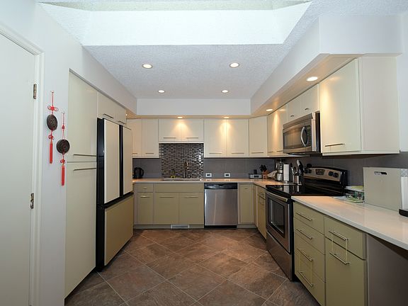 3rd image of 1283 Black Oaks Ct N