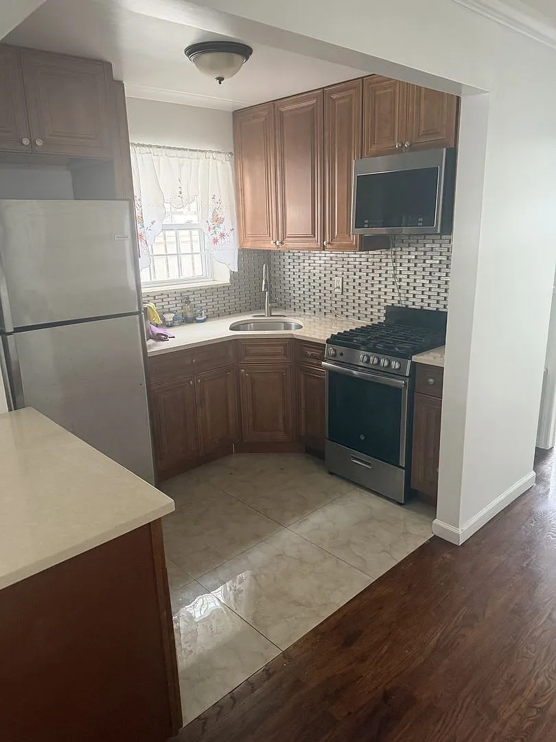 1827 Tomlinson Ave — Photo 2