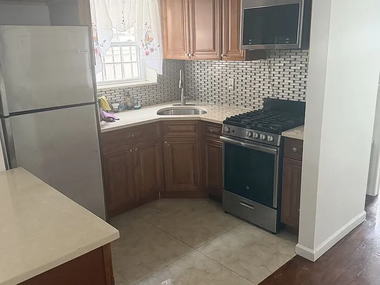 1827 Tomlinson Ave — Photo 2