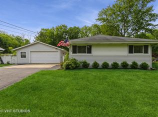 16199 W Des Plaines Dr, Libertyville, IL 60048