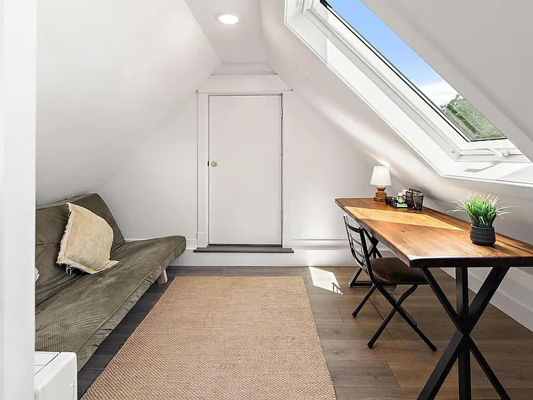 OFFICE WITH DESK / FUTON