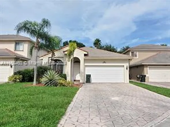 3704 Woodfield Ct, Pompano Beach, FL 33073