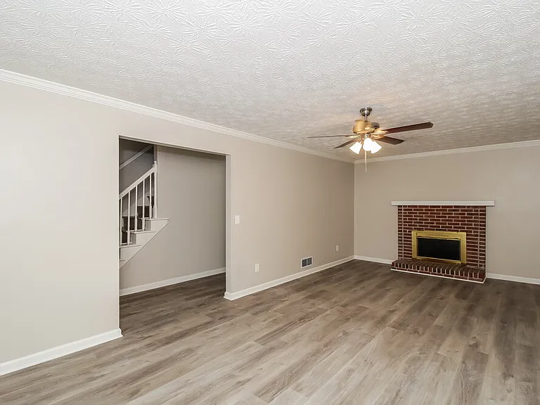 1021 Sugar Springs Dr — Photo 5