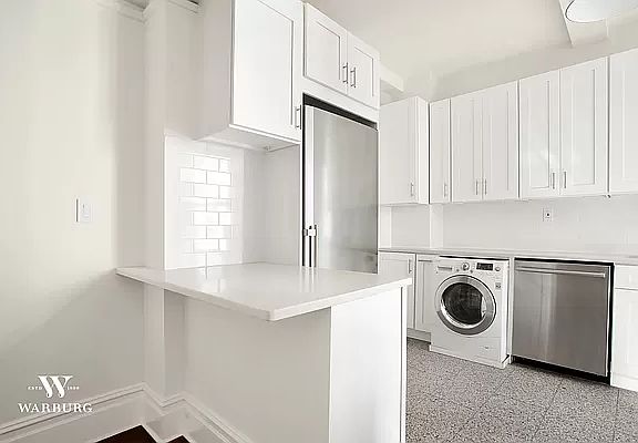 5th image of 220 W 93rd St APT 12C