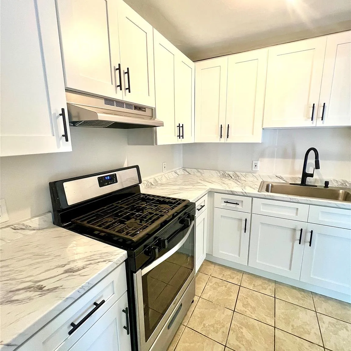 1 bed, 1.0 bath, 739 sqft, $1,750 — Photo 2
