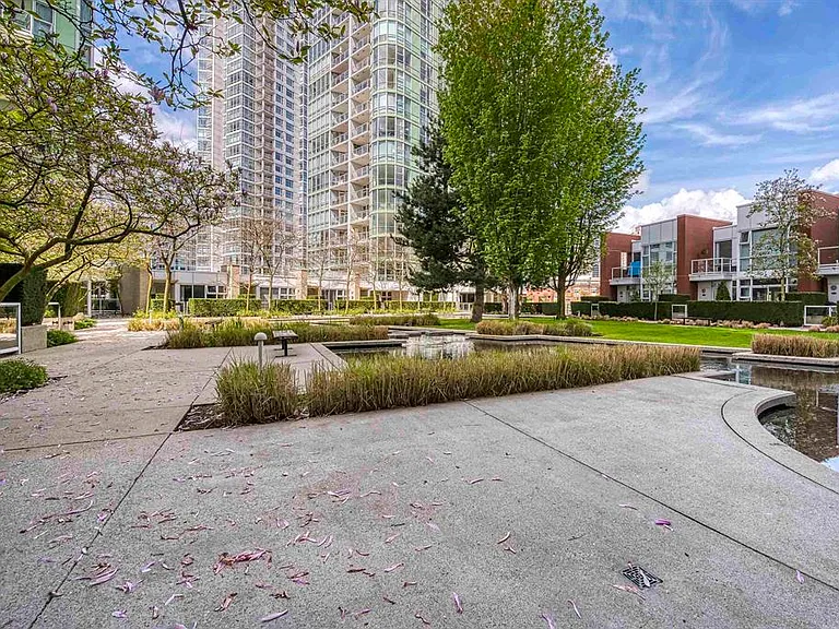 1077 Marinaside Cres #1707 — Photo 9