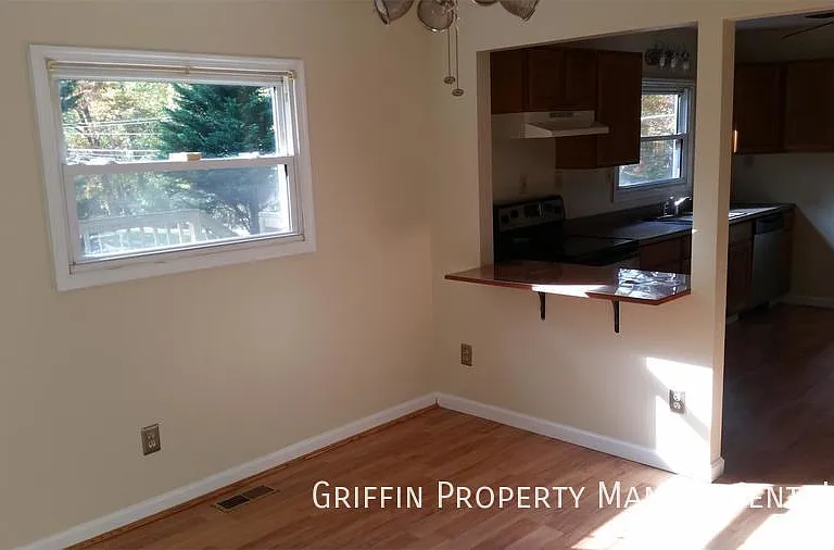 8402 Sleepy Hollow Rd — Photo 5