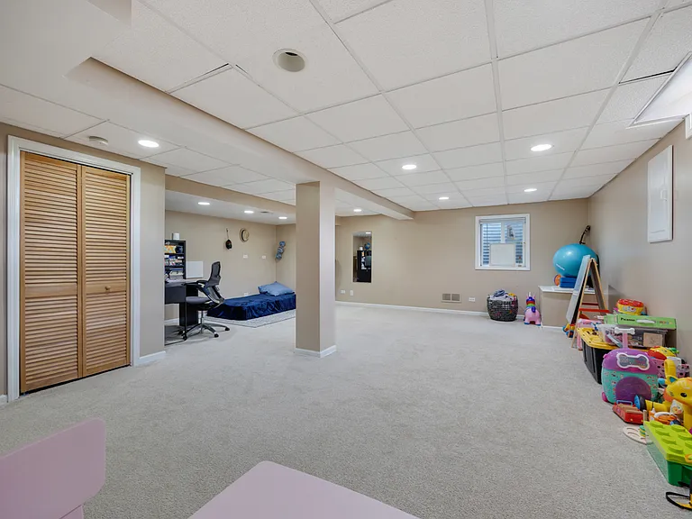 25W055 Canary Ct — Photo 21
