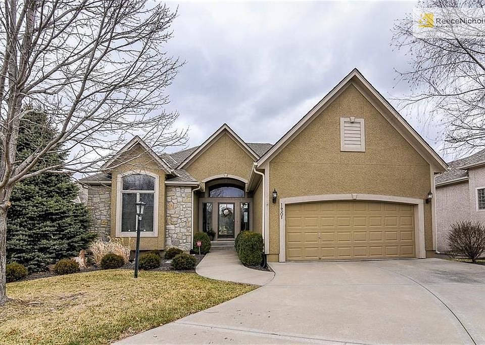 On a quiet culdesac, this Villa was built by Rieke and is a former model.