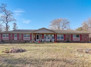 104 Balsam Rd, Hendersonville, NC 28792