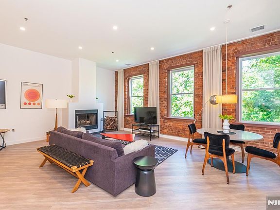 2nd image of 260 Main St APT 313