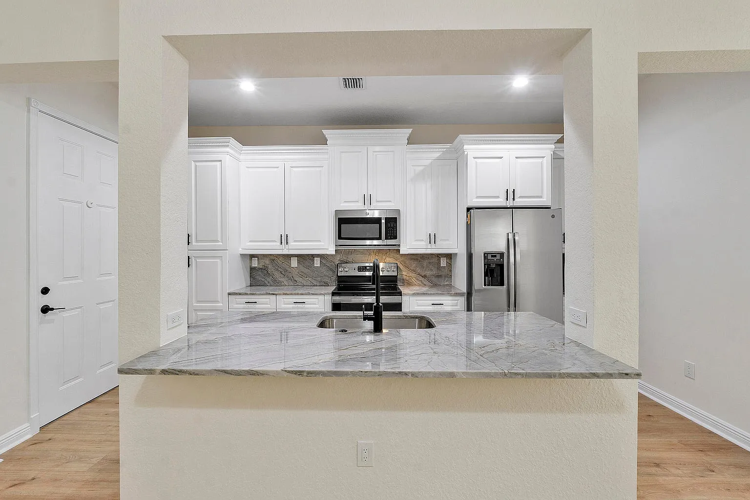 3 bed, 2136 sqft, $4,350 — Photo 2