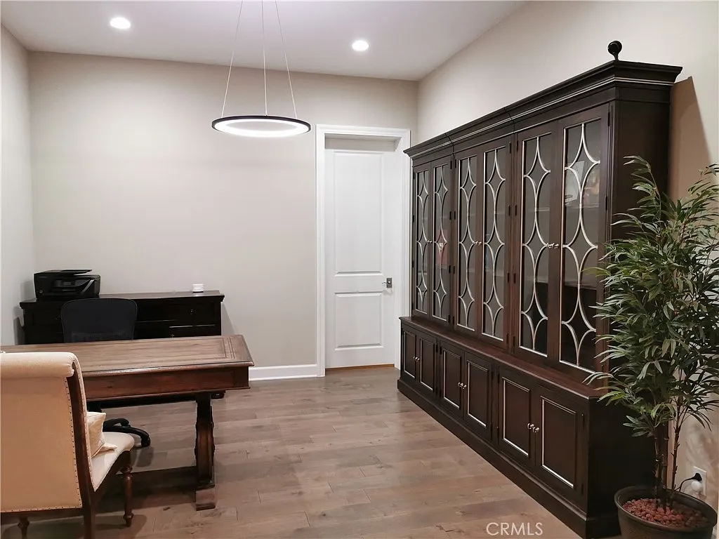 4 bed, 4.5 bath, 3628 sqft, $9,500 — Photo 3