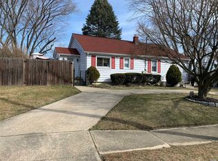 1 Reed Dr, Deer Park, NY 11729