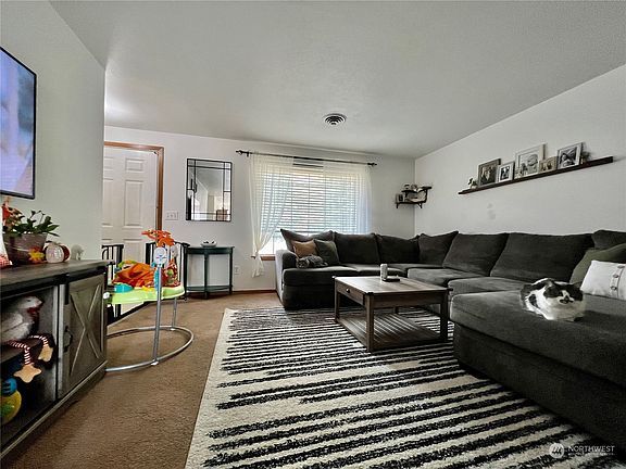 4th image of 703 W Commercial Street
