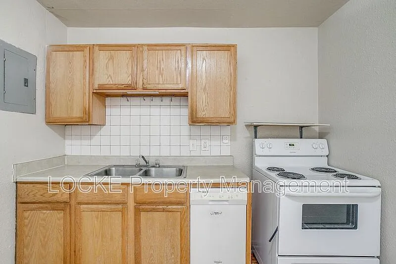 2 bed, 1.0 bath, 900 sqft, $995 — Photo 2