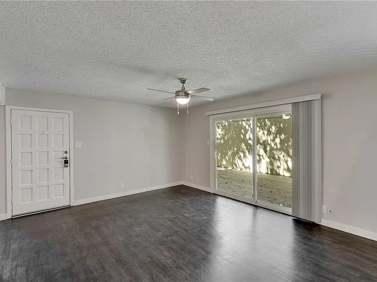 Redbud Bungalows — Photo 10