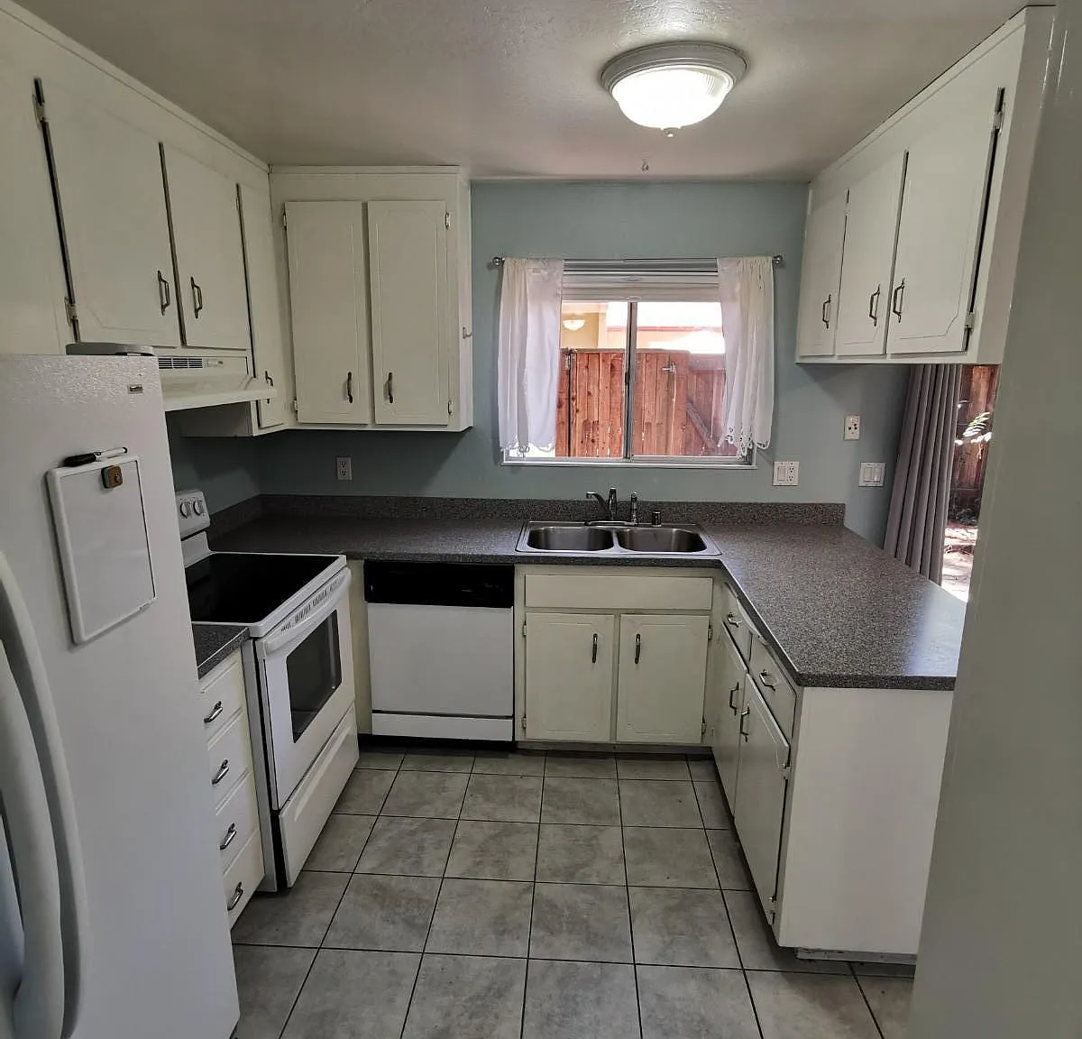 3 bed, 1.5 bath, 1200 sqft, $2,475 — Photo 3