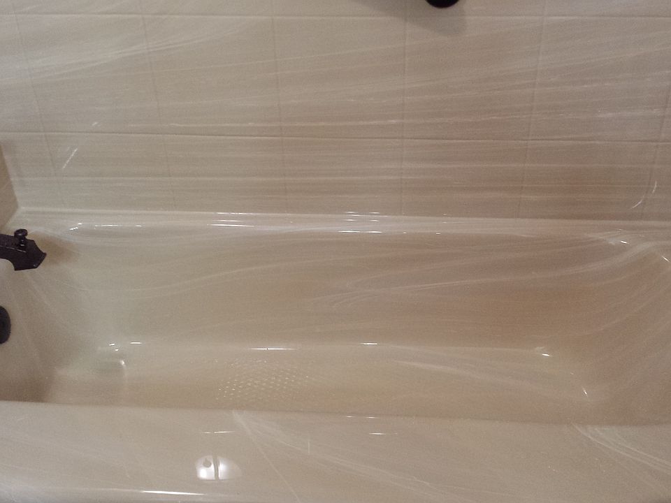 Main bathroom bathtub