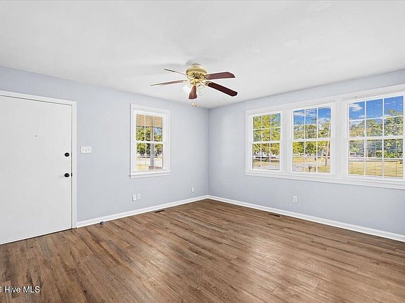5th image of 1305 N Robin Street