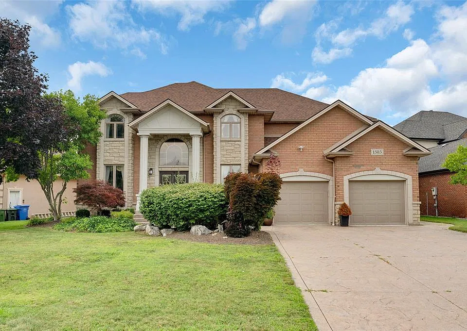 1585 Stoneybrook Cres