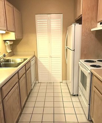 2nd image of 960 N Lakeside Dr APT 1C