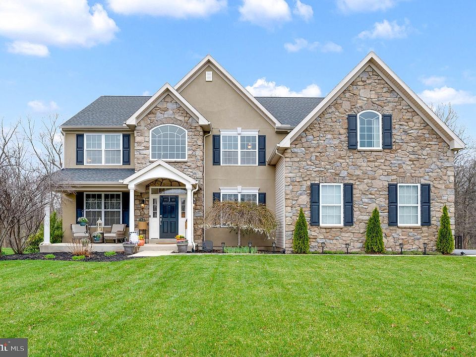 1st image of 115 Woods Edge Dr