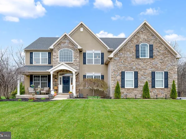 115 Woods Edge Dr, Douglassville, PA 19518