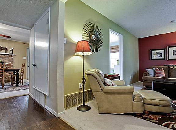 3rd image of 205 Hedgerow Ln