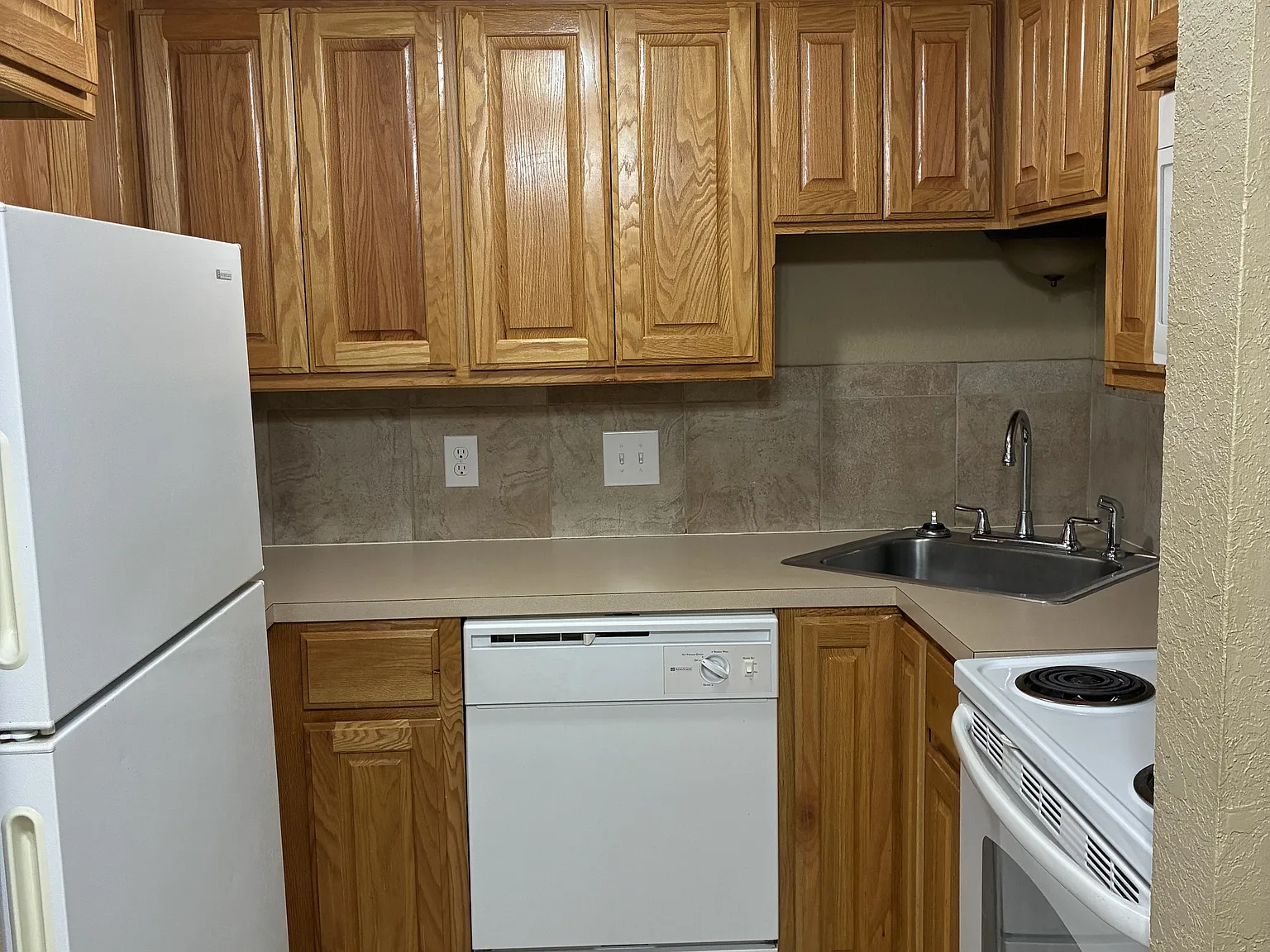 Elmwood Apartments - EW13 — Photo 3
