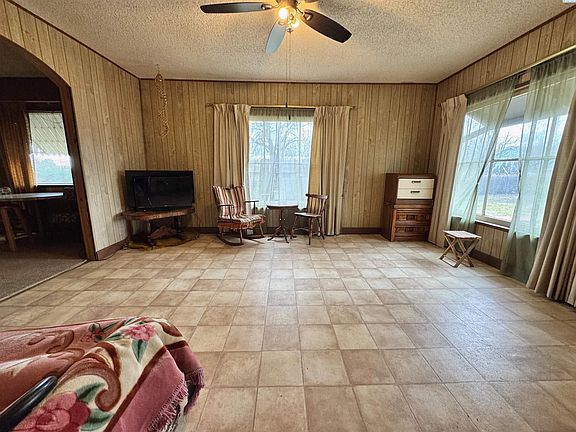 4th image of 802 Woods Rd