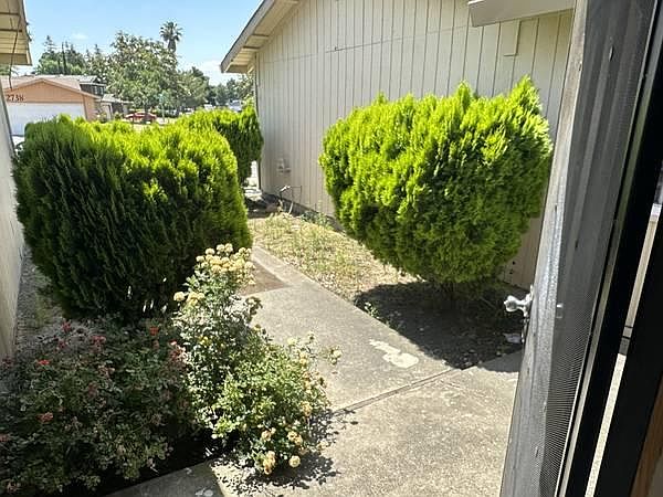 2nd image of 2739 Plantation Pl