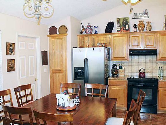 4th image of 2288 Greenbriar Ave
