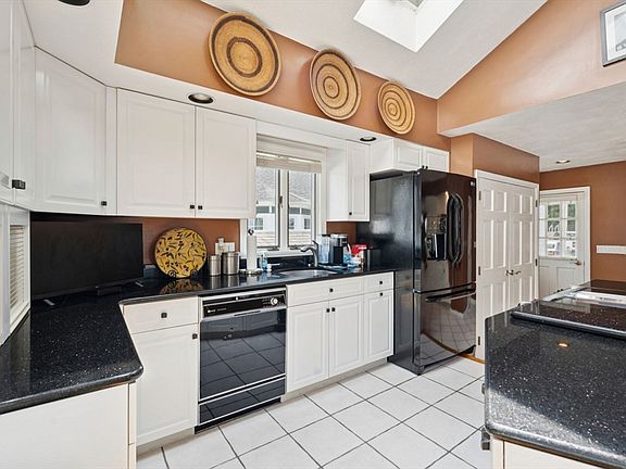 3rd image of 42 Woodland Rd
