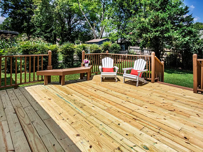 WOW.....wonderfull back yard and OVERSIZED deck......Ideal space to set up the grill and enjoy family and friends