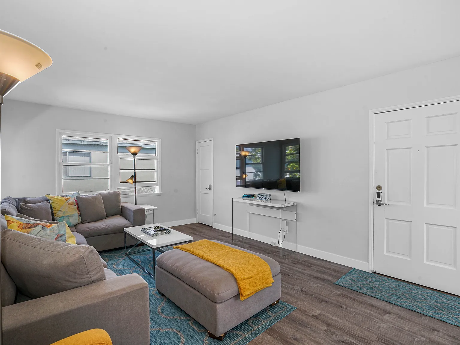 2 bed, 833 sqft, $3,995 — Photo 2