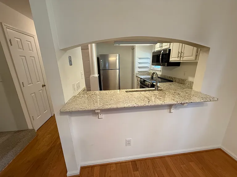 333 Circle Ave #E — Photo 6